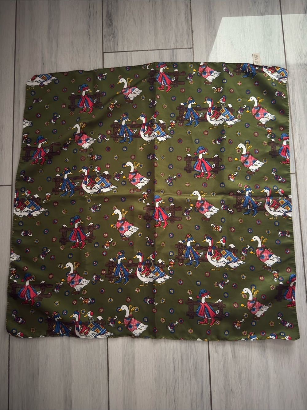 Vintage Scarf made In Italy 🇮🇹 Geese 🪿 Design Green Fall Winter Essential - Picture 1 of 7